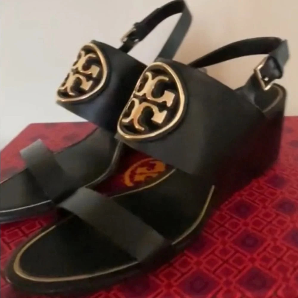Tory Burch Perfect Black/Gold Metal Miller 65mm Wedge Veg Leather Sandal 8 NIB